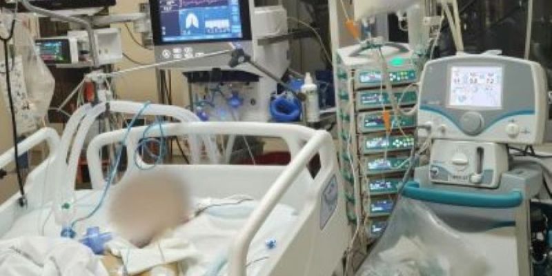 Lekarze z WUM uratowali życie 18-latka, który cierpiał na rzadką chorobę