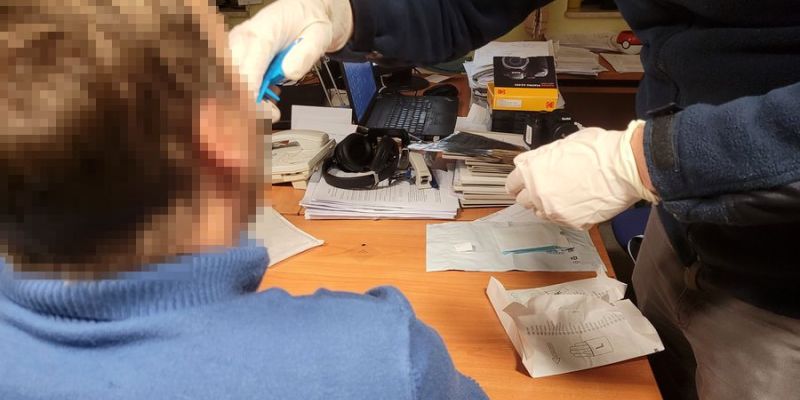 Sprawca rzucił kamieniem w samochód partnerki