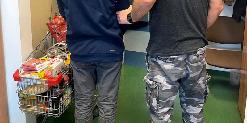 Wracał z pełnym wózkiem, ale nie z zakupów. 42-latek zatrzymany w Piasecznie.