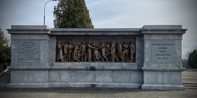 Antywojenny protest na Cmentarzu Mauzoleum Żołnierzy Radzieckich. Interweniowała policja