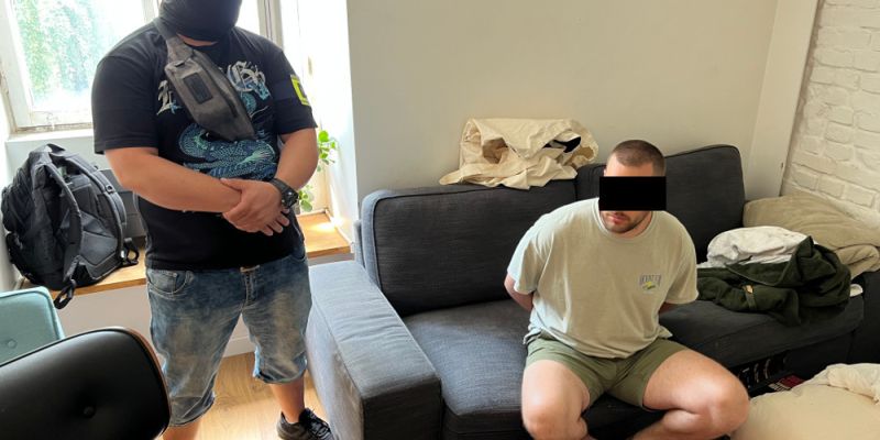 Grzyby halucynogenne, 4,3 kg marihuany, kokainę, tabletki MDMA, LSD oraz buteleczki z żywicą konopi w mieszkaniu na Żoliborzu