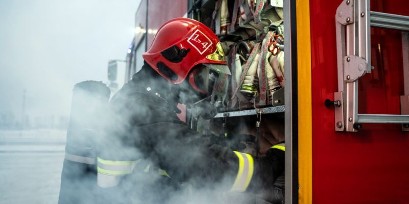 Zielonka: ogień strawił budynek gospodarczy pełen książek i makulatury
