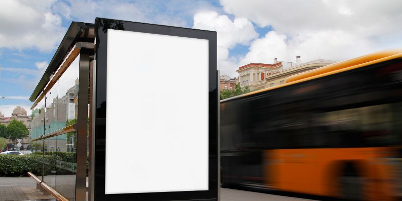 Pomylono gaz z hamulcem. Samochód wjechał w przystanek autobusowy