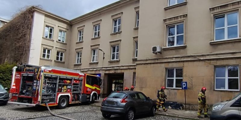 Tajemnicza ciecz w piwnicy szkoły. Ewakuowano ponad 200 uczniów