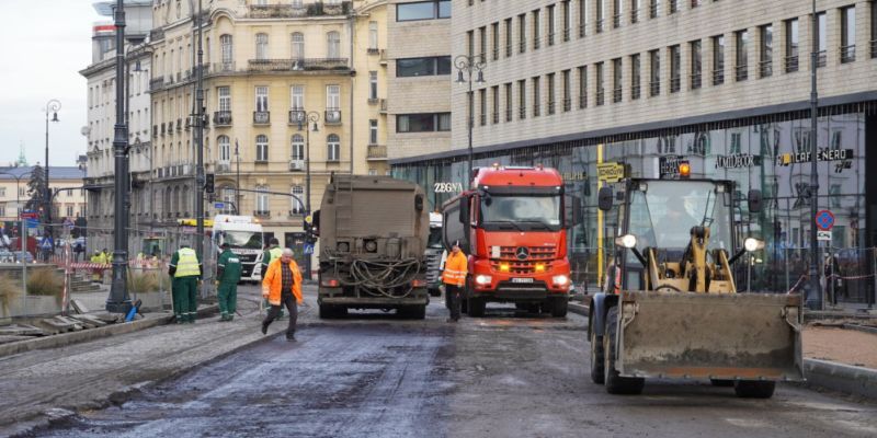 Prace asfaltowe na placu Trzech Krzyży