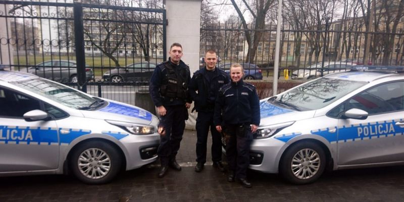 Policjanci eskortowali rodząca kobietę do szpitala