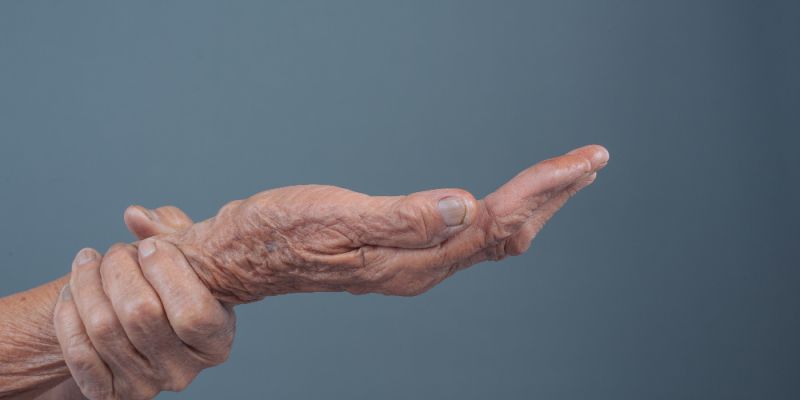 Choroba Parkinsona coraz częstsza. NFZ: rośnie liczba pacjentów na Mazowszu