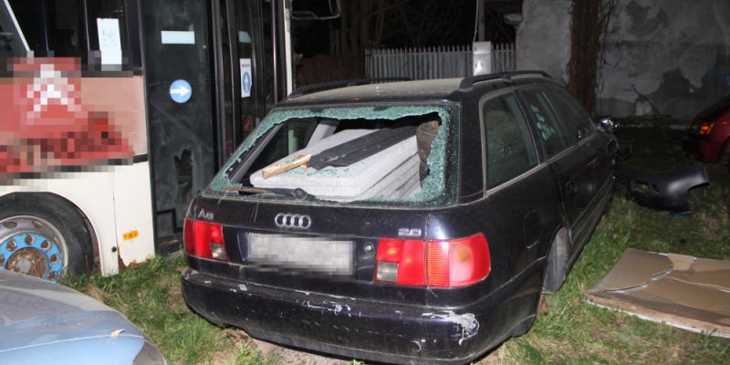 Grupa nastolatków uszkadzała auta. Podjęła też ucieczkę przed policją