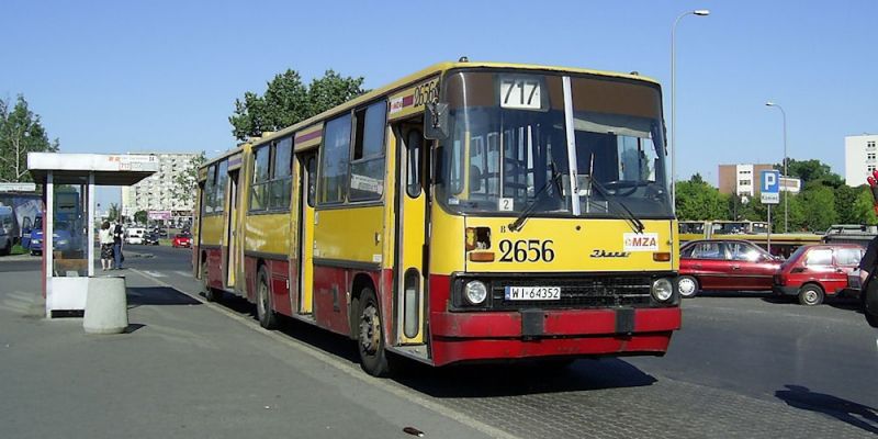 Czym do muzeum? Ikarusem, „ogórkiem, „parówką”…