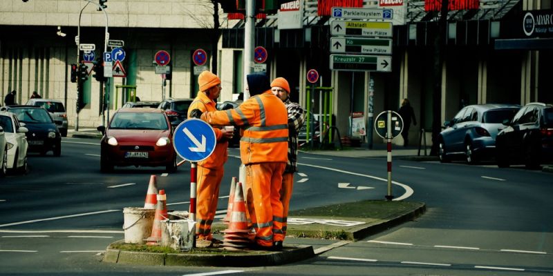 Jesienne prace na warszawskich ulicach