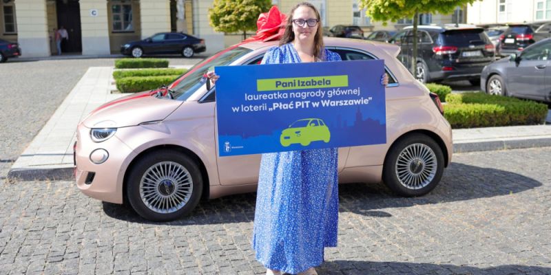 Elektryczny Fiat 500E dla warszawianki. Ponad 50 tys. osób wzięło udział w trzeciej edycji loterii PIT