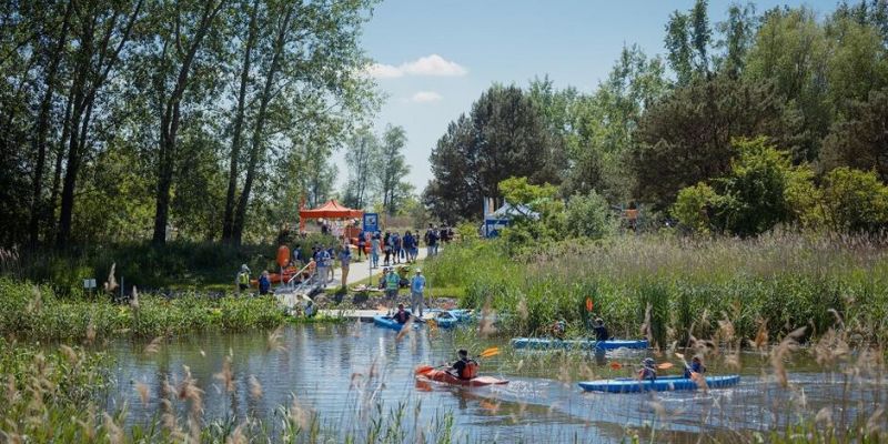 Rodzinny piknik na Wyspie Sobieszewskiej - tak bawiono się w niedzielę na otwarciu sezonu kajakowego