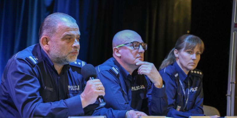 Dla bezpieczeństwa uczniów wzmożono patrole policji przed szkołami
