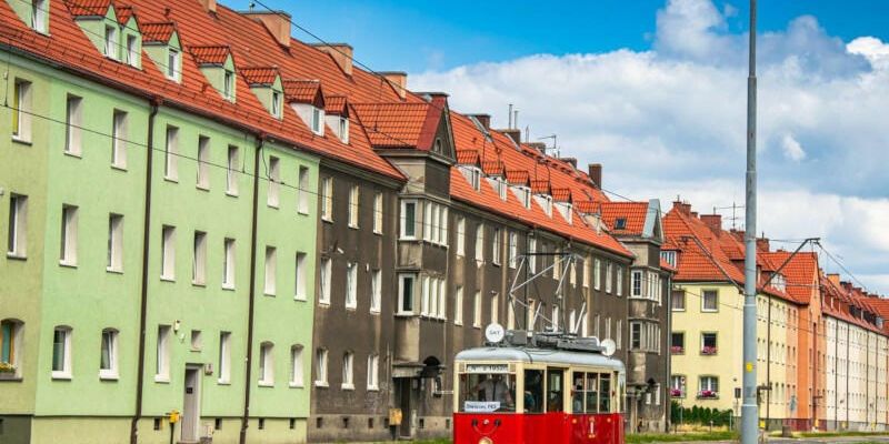 Lato na Dolnym z LPP. Festyn sąsiedzki przy zabytkowym tramwaju