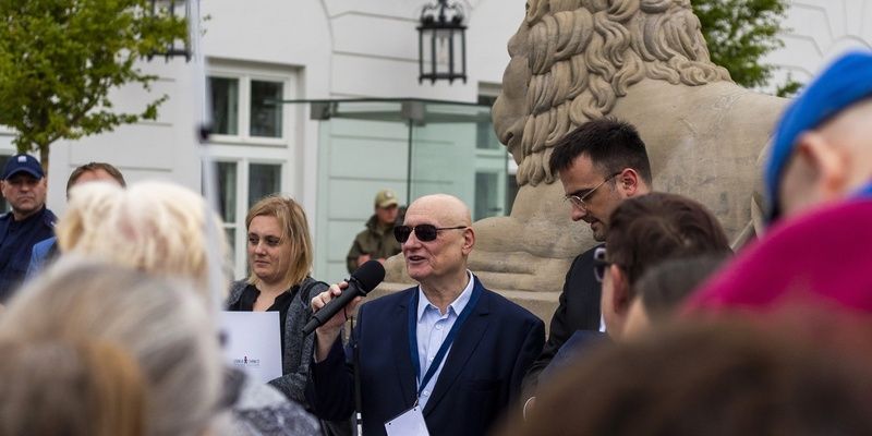 „Niewidomy też w pewien sposób widzi”. Rozmowa z Markiem Kalbarczykiem