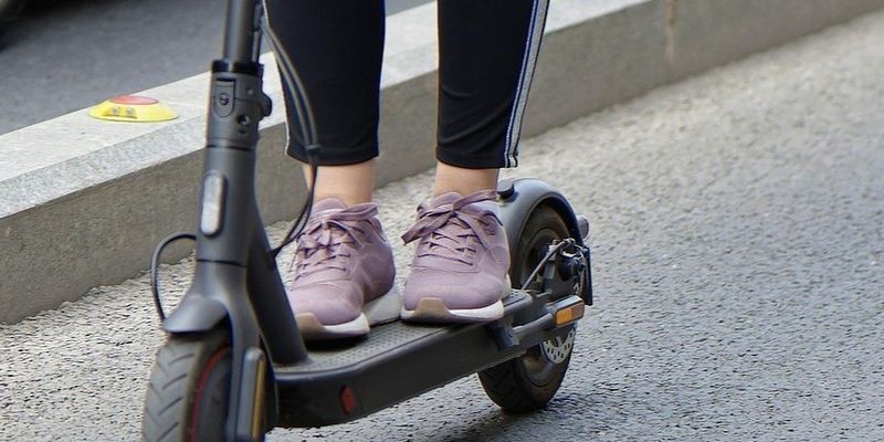 Warszawa porządkuje zasady dla e-hulajnóg. Będą nowe ograniczenia i zakazy