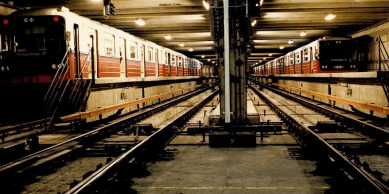 Nocne incydenty w warszawskim metrze: Niebezpieczne skoki na dach i ataki wandali