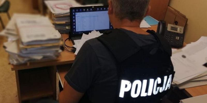 Policjanci zatrzymali 12 obecnych i byłych pracowników banków podejrzanych o oszustwa i wyłudzenia