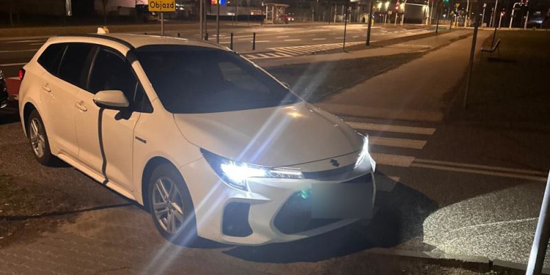 Z zakazem kierowania pojazdami uciekał przed policją skradzionym autem
