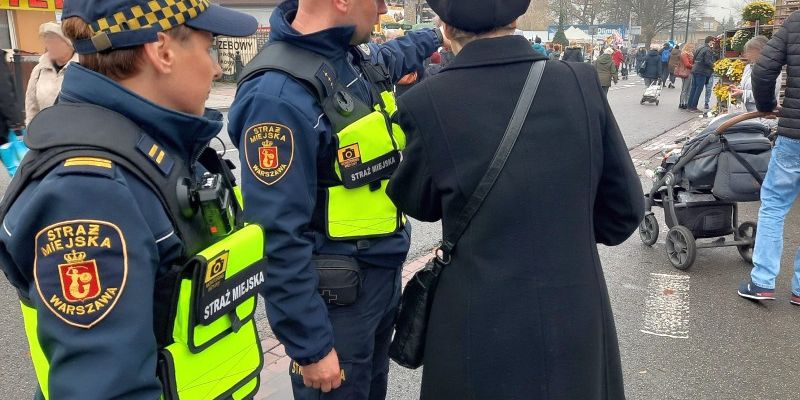 Tegoroczna akcja „Hiena” i Znicz” zakończona sukcesem. Mundurowi dbali o bezpieczeństwo mieszkańców na cmentarzach.