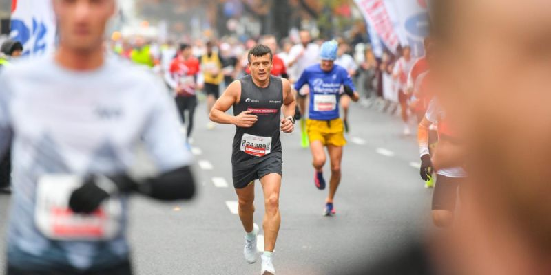 Patriotyzm na trasie: Warszawa uczci Święto Niepodległości biegami i marszami