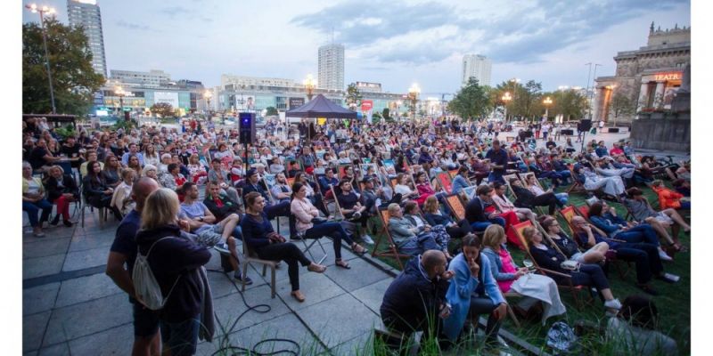 Światowy teatr na placu Defilad