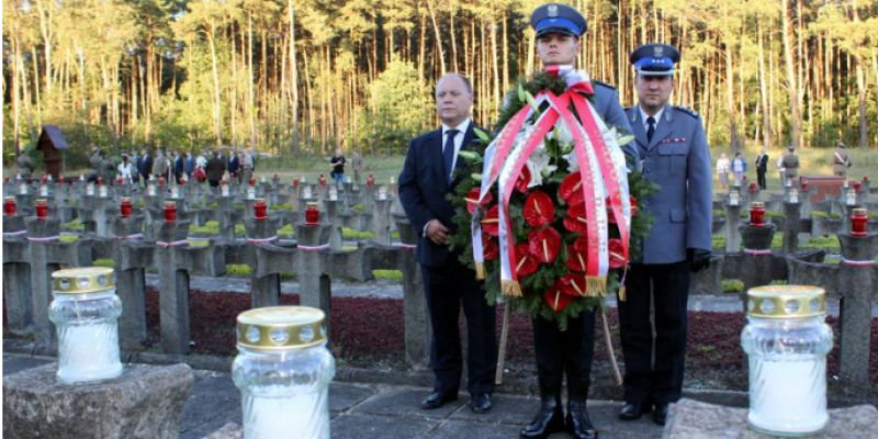 KOMENDANT STOŁECZNY POLICJI ZŁOŻYŁ HOŁD POMORDOWANYM W PALMIRACH