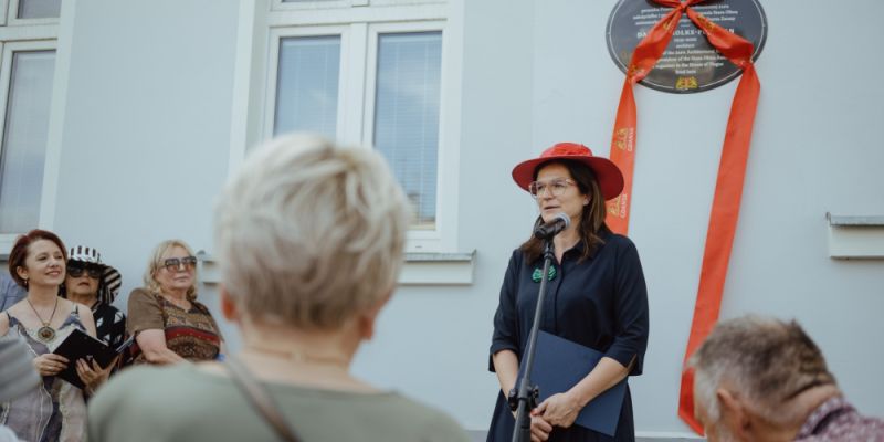 Dama w kapeluszu uhonorowana w Oliwie