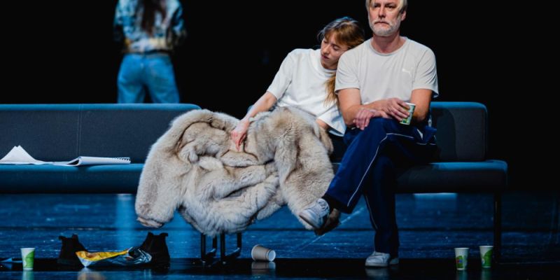 Warszawskie teatry nie śpią latem. Sceny grają, plener żyje – sprawdziliśmy wakacyjny repertuar