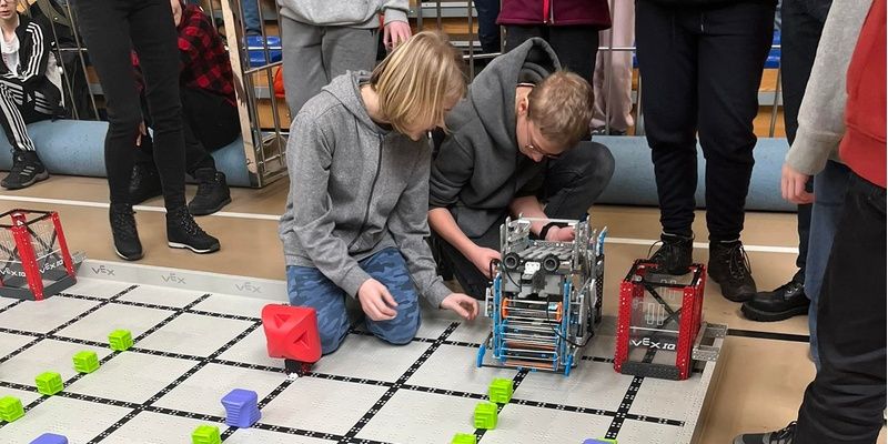 Na Bemowie trwają jedyne w Polsce zawody robotyczne Vex Robotics