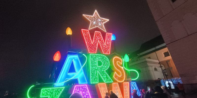 Warszawa rozbłysła świąteczną iluminacją