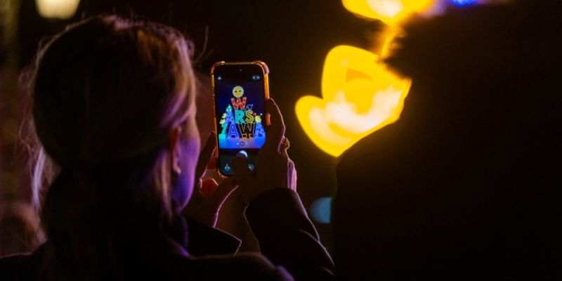 Słynny napis „Warszawa” powrócił na stałe w okolice Placu Zamkowego