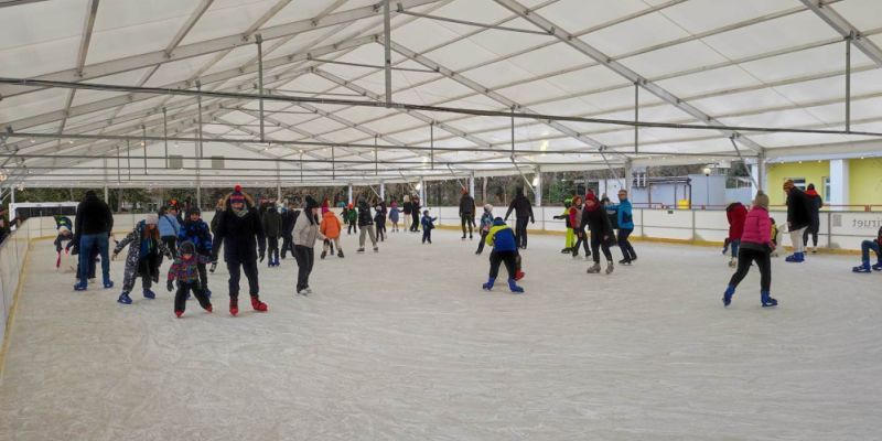 Warszawskie lodowiska kończą sezon. To ostatni weekend na łyżwy