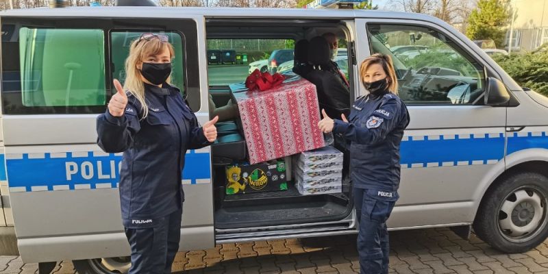 Policjanci zorganizowali świąteczną paczkę dla rodzinnego domu dziecka