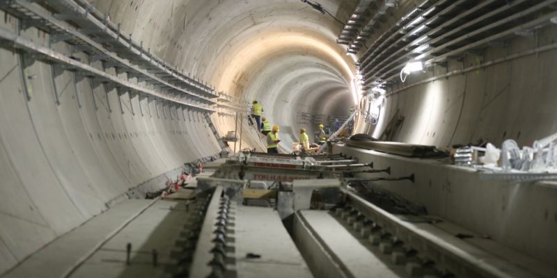 Montaż torowisk na kolejnych stacjach II linii metra