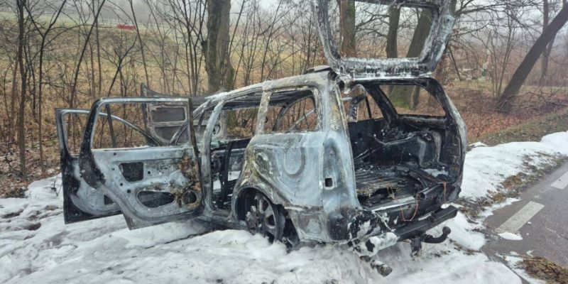 Groźny wypadek w powiecie płońskim: Samochód spłonął po uderzeniu w przydrożną skarpę