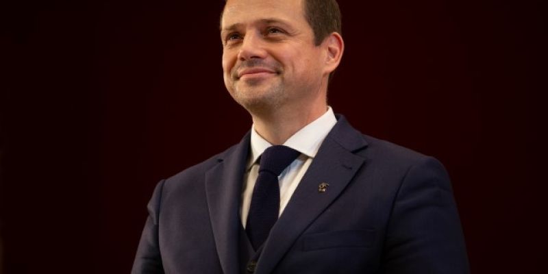 Trzaskowski już nie na rower, a na konia