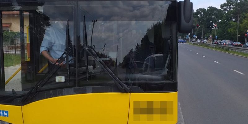 Celowo uszkodził szybę w miejskim autobusie, już usłyszał zarzut