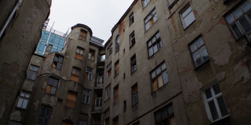 Wystawa zamknięta na kłódkę. Los kamienicy przy ul. Pańskiej 100a