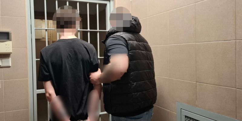 Brutalny rozbój na Bemowie. Grozili maczetą, zmusili ofiarę do upokarzających zachowań