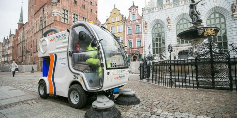 Będzie czyściej. W miasto wyjechały zamiatarki i polewarki - do połowy maja umyją ponad tysiąc ulic