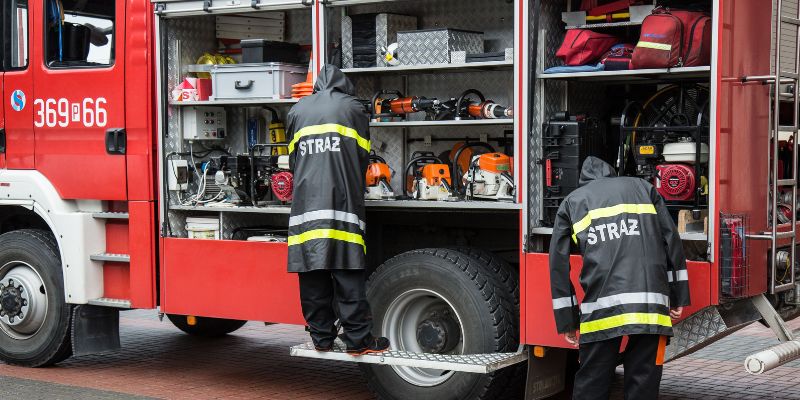 Pożar na warszawskich Bielanach. Mężczyzna użył denaturatu w celu usunięcia grzyba