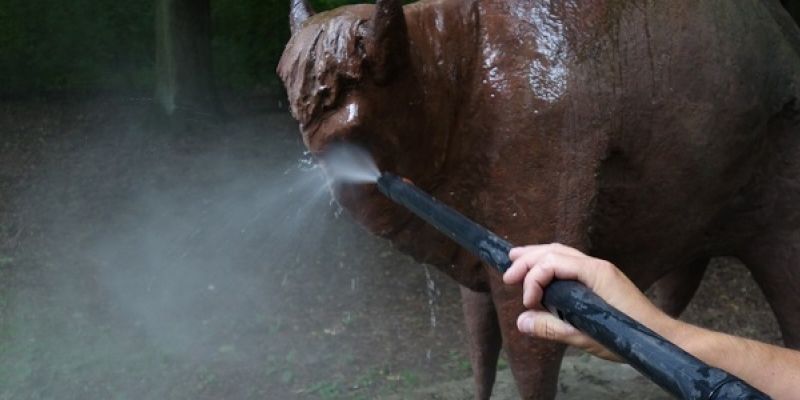 Letnia kąpiel warszawskich rzeźb