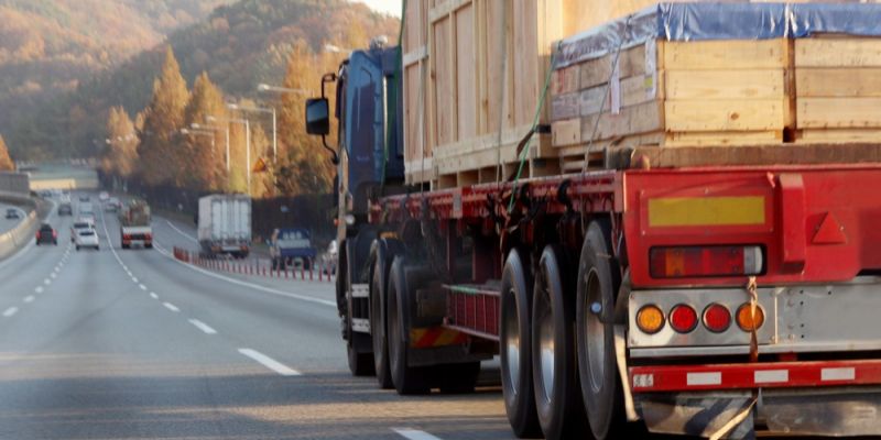 Jak przebiega transport ładunków ponadgabarytowych? Od zgłoszeń po pilotaż i rozładunek