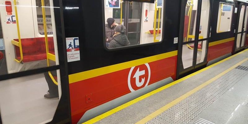Logo warszawskiego transportu publicznego już na części pojazdów