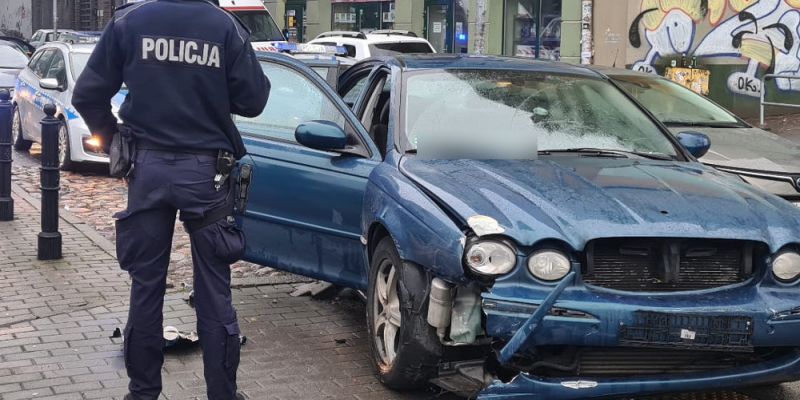 Miał narkotyki, kierował pod wpływem, miał trzy zakazy prowadzenia pojazdów - Policyjny pościg ulicami Woli