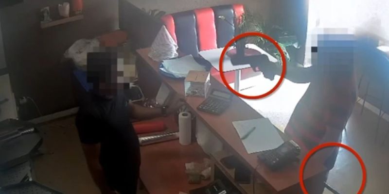 Grożąc przedmiotem przypominającym bronią palną oraz maczetą żądał kebaba