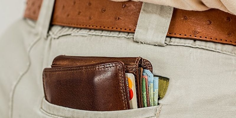 Senior z Targówka ofiarą oszustwa. Jego pieniądze uratował kurier