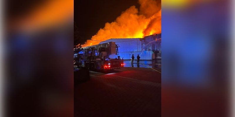 Pożar hali pod Warszawą. Ponad 250 strażaków w akcji, jeden ranny