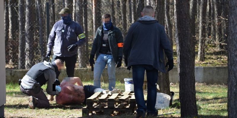 Policja zatrzymała mężczyznę podejrzanego o „kłucie” ludzi pod Warszawą